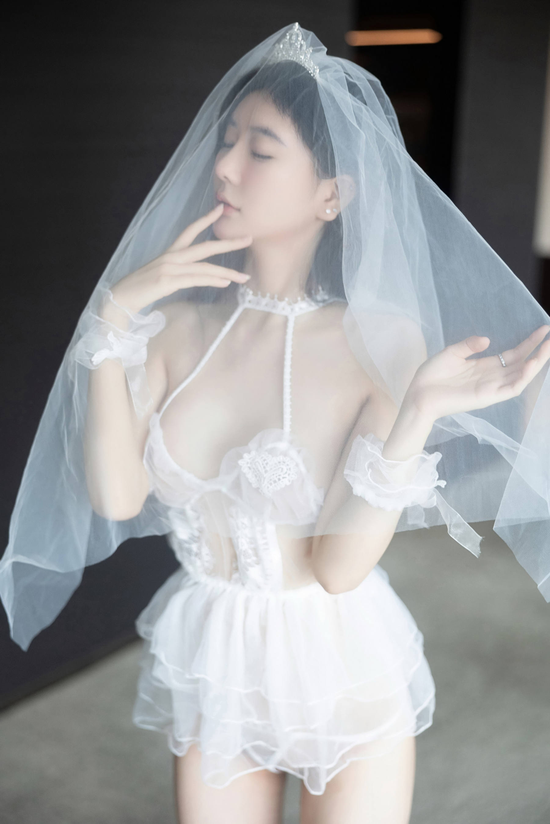 [秀人内购] 谢小蒽(幼幼) 诱人私拍福利 婚纱