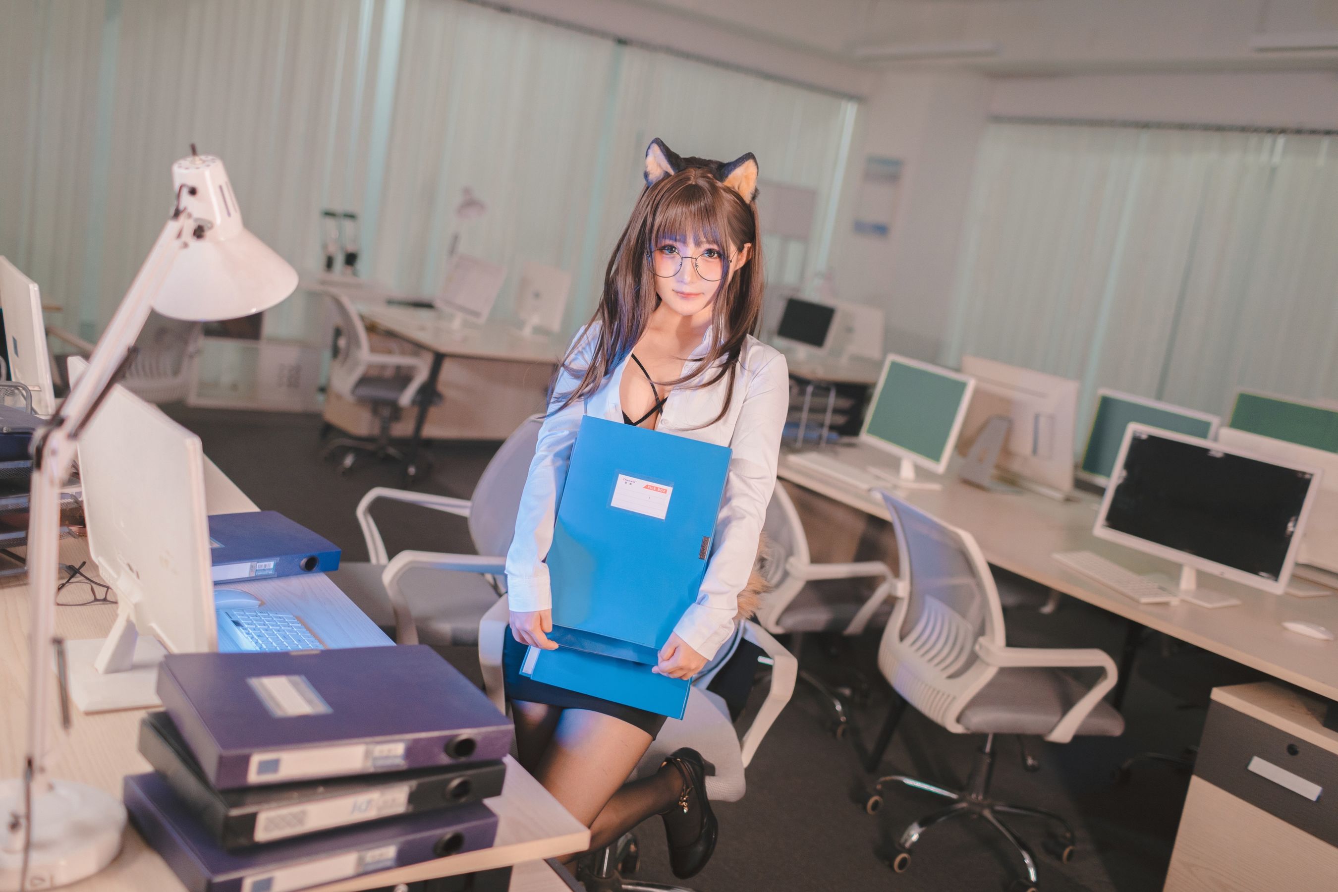 [COSPLAY] 桜井宁宁 – 柴犬OL