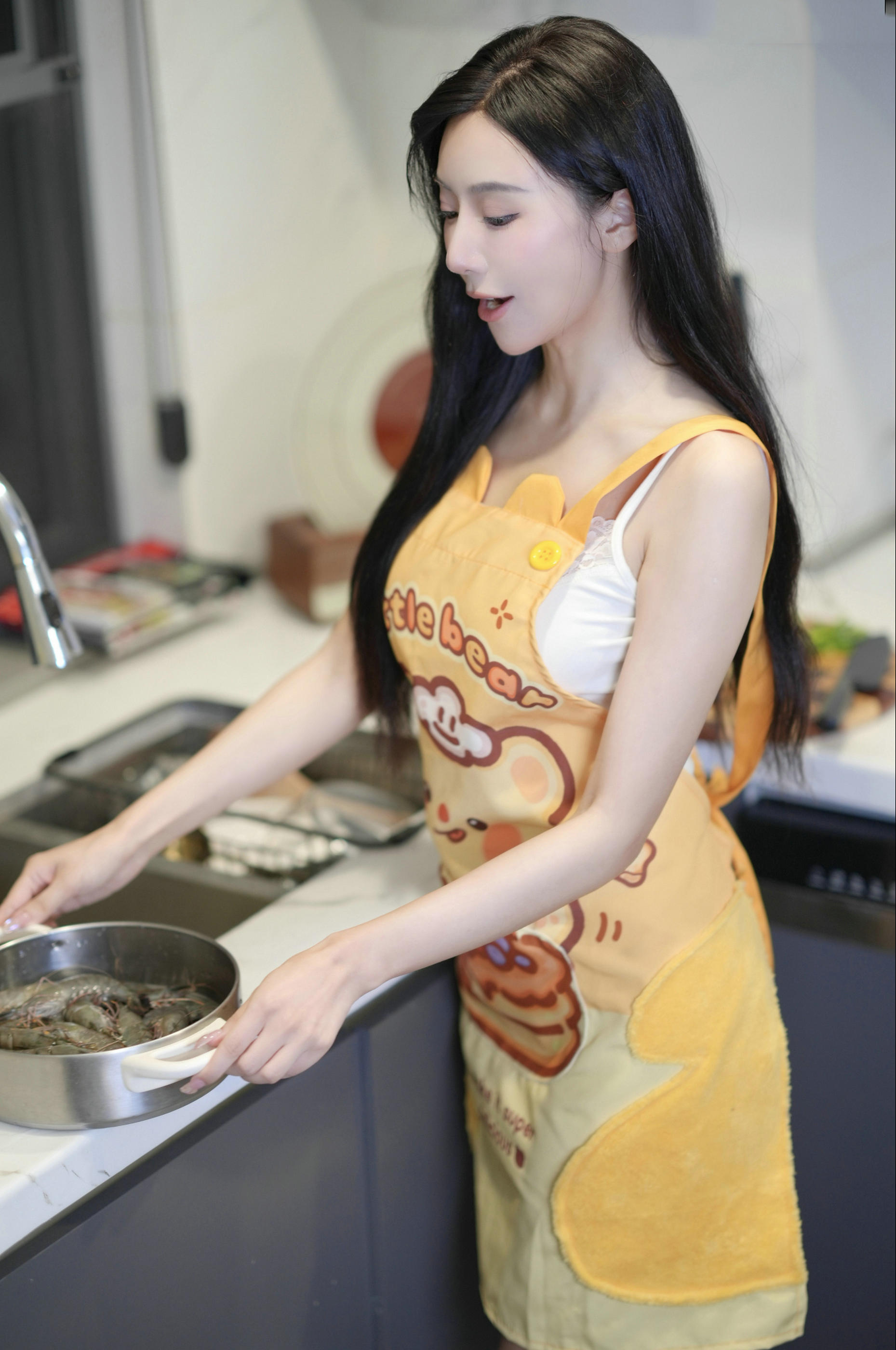 [秀人内购] 王馨瑶 诱人私拍福利 小厨娘