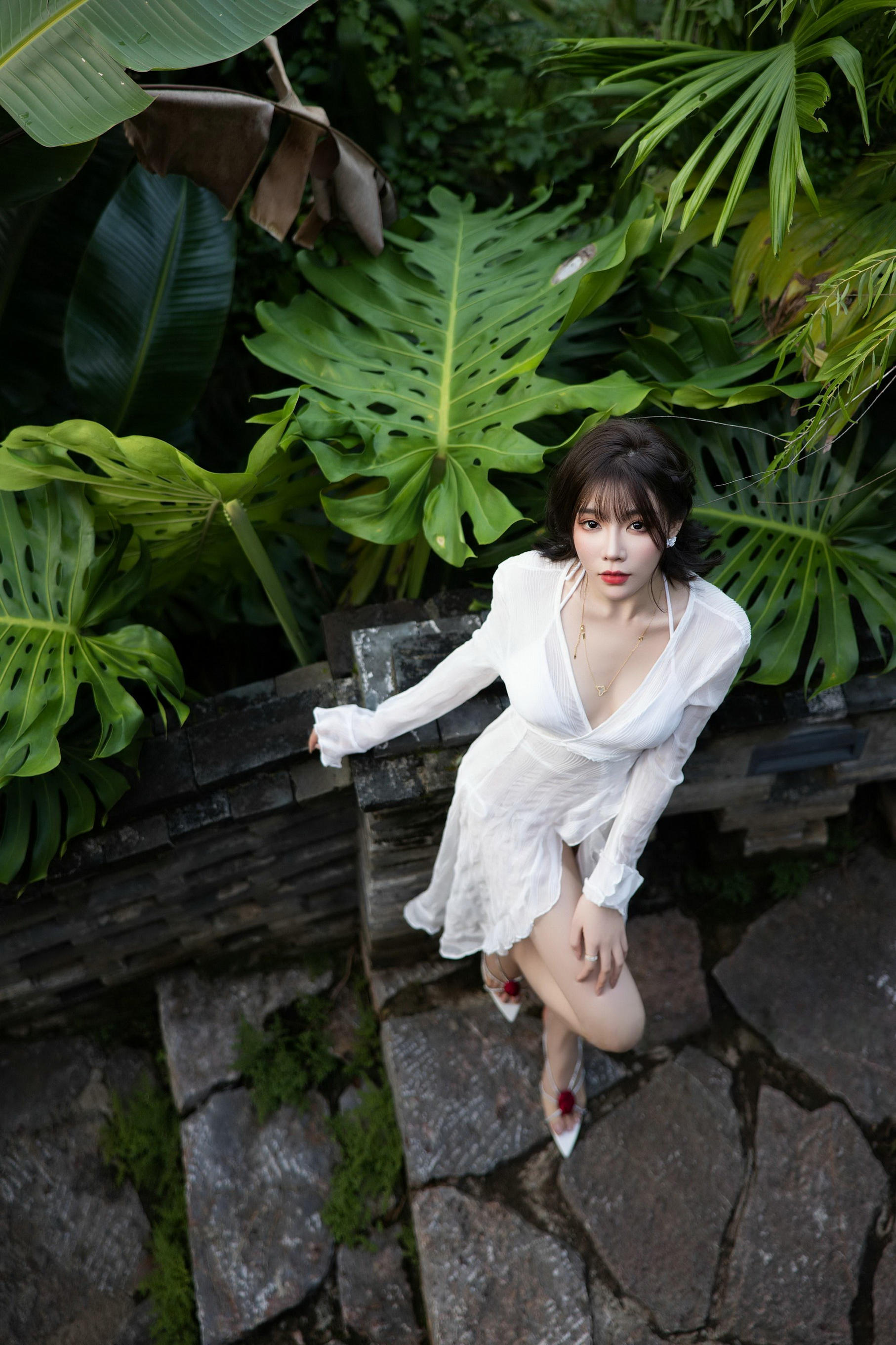 [秀人内购] 徐莉芝Booty 诱人私拍福利 白裙与绿叶的浪漫