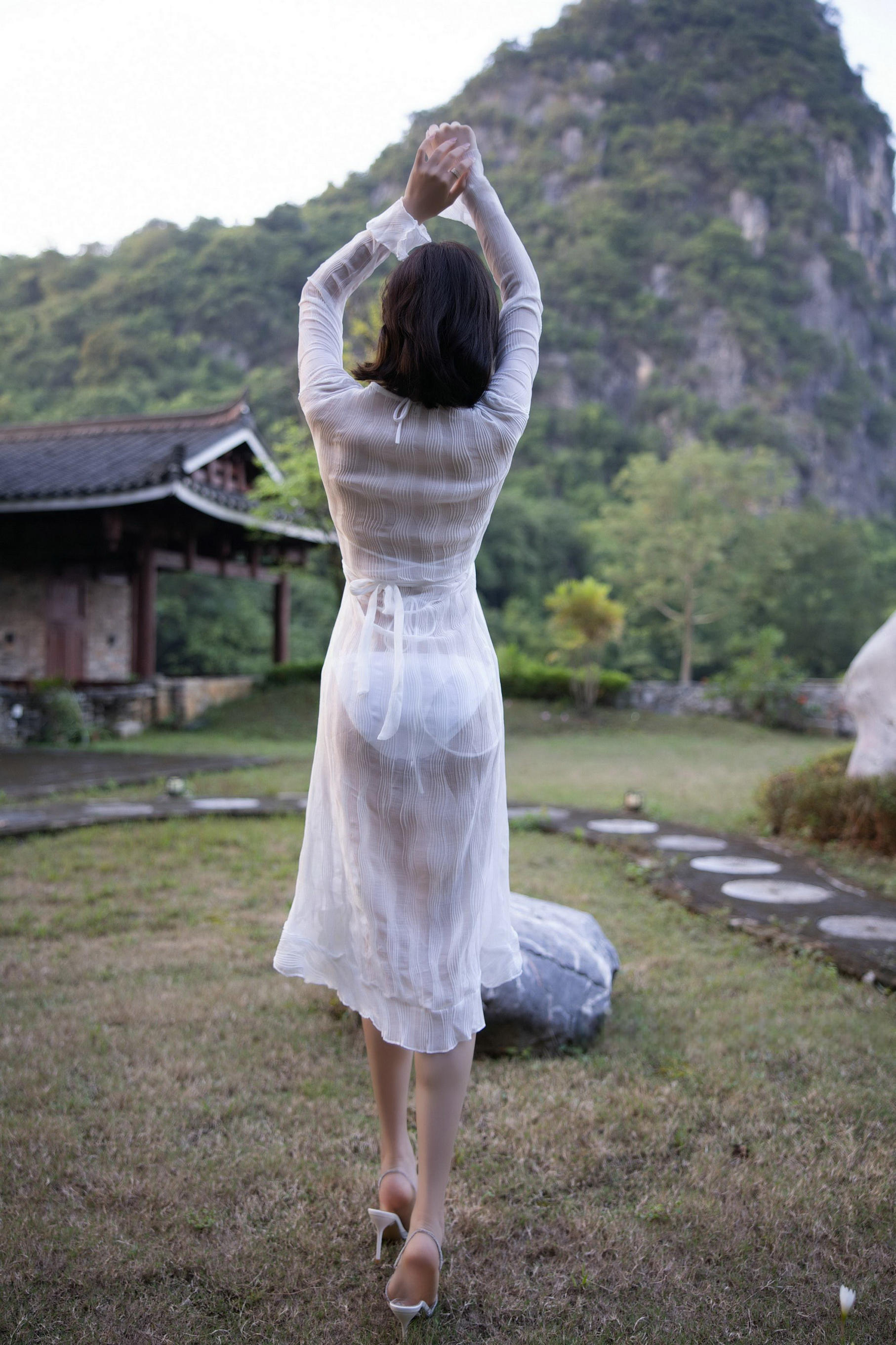 [秀人内购] 徐莉芝Booty 诱人私拍福利 白裙与绿叶的浪漫