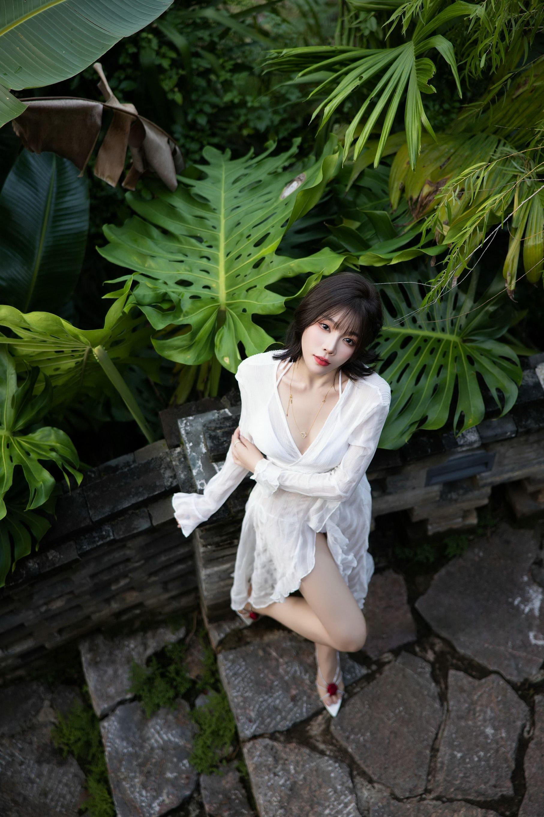 [秀人内购] 徐莉芝Booty 诱人私拍福利 白裙与绿叶的浪漫