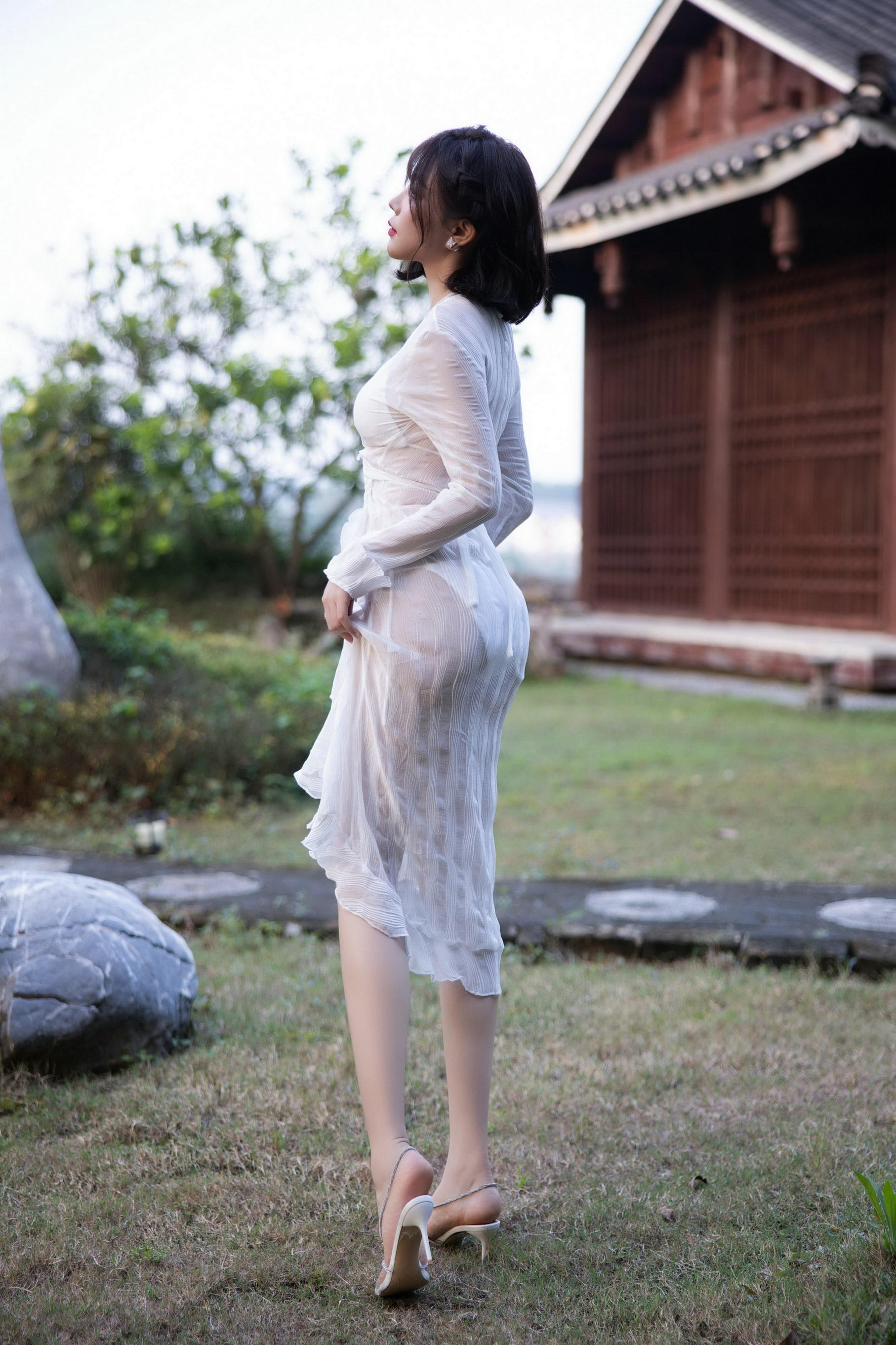 [秀人内购] 徐莉芝Booty 诱人私拍福利 白裙与绿叶的浪漫